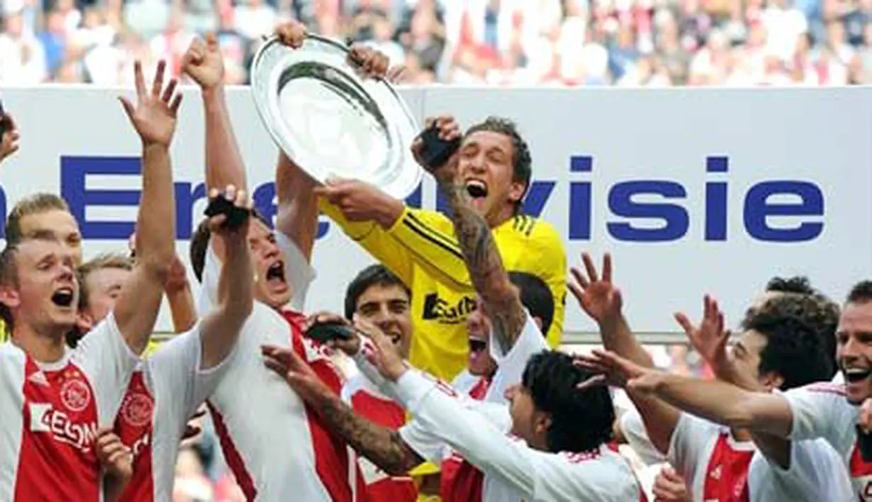 Para pemain Ajax mengangkat trofi Eredivisie usai memastikan keluar sebagai juara dengan mengalahkan Twente 3-1 di Amsterdam, 15 Mei 2011. AFP PHOTO/ANP/TOUSSAINT KLUITERS