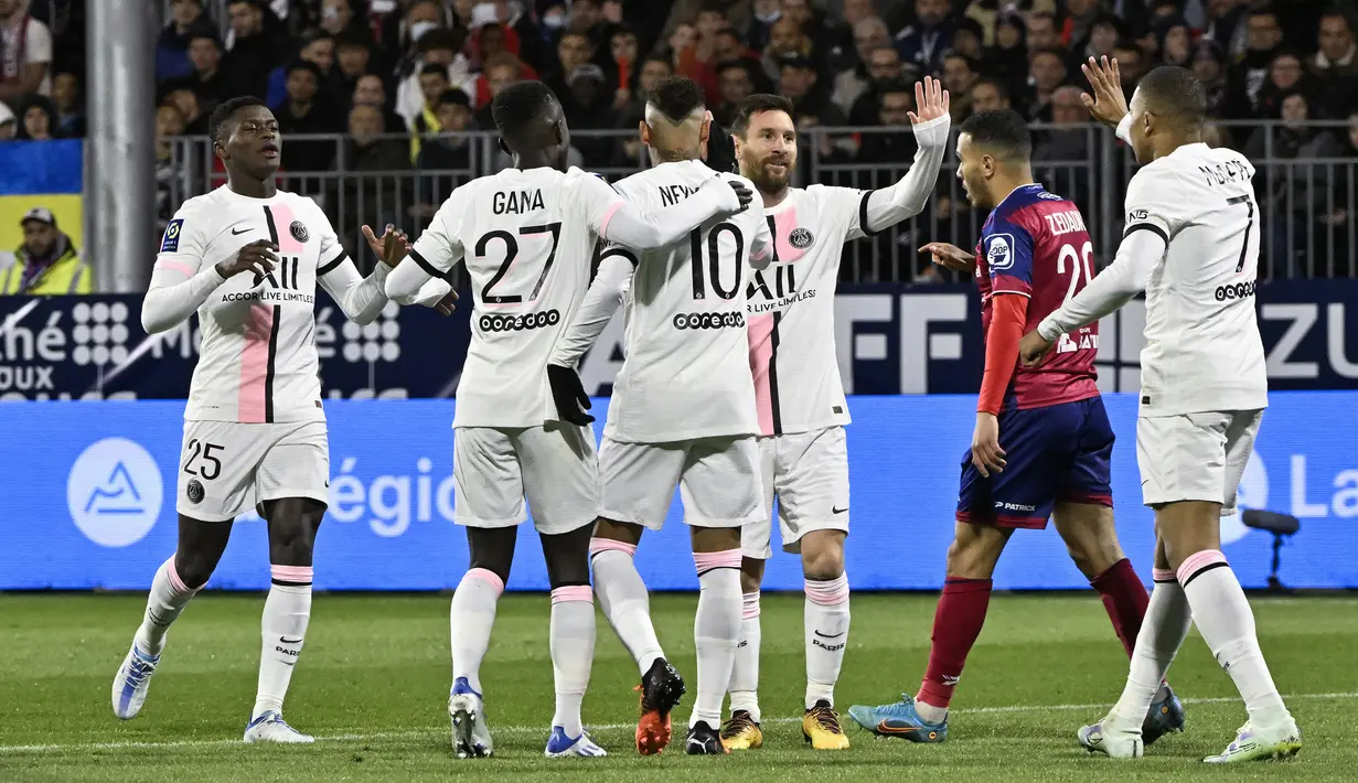 Kemenangan 6-1 ini membuat PSG kian kokoh di puncak klasemen Ligue 1 dengan raihan 71 poin. Sementara kekalahan ini membuat Clermont Foot kini hanya berjarak satu poin saja dari zona degradasi. (AFP/Thierry Zoccolan)