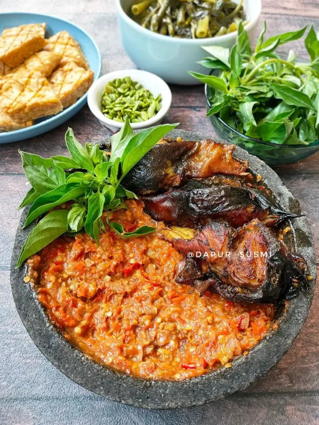 Sambal terasi yang disajikan di dalam cobek lengkap dengan daun kemangi