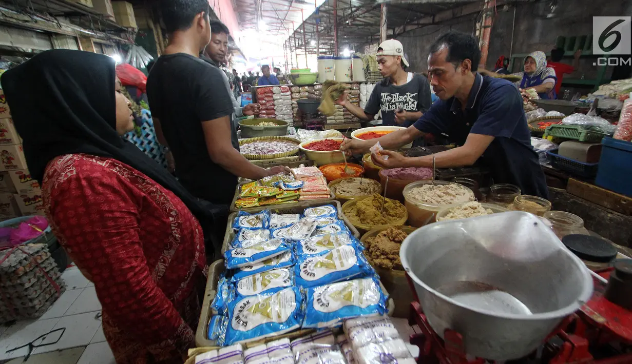 Pedagang bumbu masak melayani pembeli di Pasar Kebayoran Lama, Jakarta, Senin (1/10). Deflasi terjadi karena adanya penurunan harga yang ditunjukan oleh turunnya beberapa indeks kelompok pengeluaran. (Liputan6.com/Johan Tallo)
