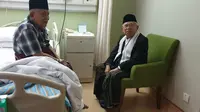 KH Ma'ruf Amin menjenguk Pengasuh Pondok Pesantren Daarul Rahman Jakarta, KH Syukron Ma'mun. (Merdeka.com/M.Genantan Saputra)