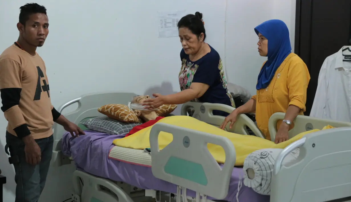 Kepergian Benny Panjaitan, salah satu pentolan grup band Panbers memang sungguh menjadi luka bagi orang-orang terdekatnya. Terutama anak, istri, keluarga, dan para sahabat yang mengenal sosok Benny. (Adrian Putra/Bintang.com)