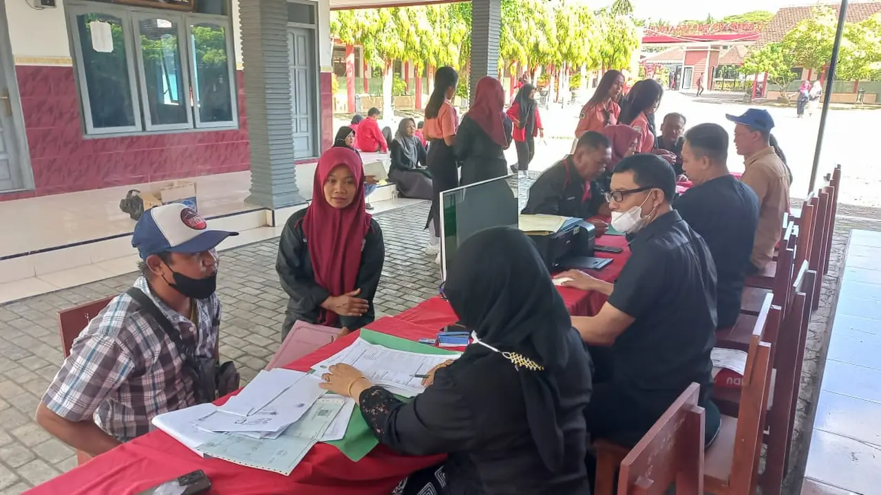 Rekam KTP Elektronik Pemilih Baru Disdukcapil Banyuwangi Jemput Bola Ke Sekolah
