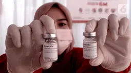 Tenaga kesehatan menunjukkan vaksinasi booster di Kantor Bank DKI Kantor Layanan Juanda, Jakarta (5/3/2022). Sentra Vaksinasi Booster Bank DKI telah menyiapkan fasilitas tempat, tim pelaksana, serta infrastruktur pendukung dengan menerapkan protokol kesehatan. (Liputan6.com/HO/BDKI)