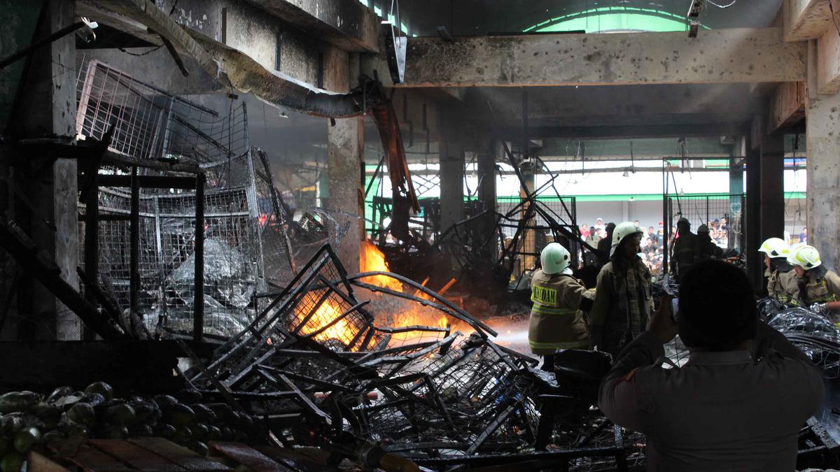 Los Buah Pasar Induk Kramat Jati Terbakar, Seperti Ini Penampakannya