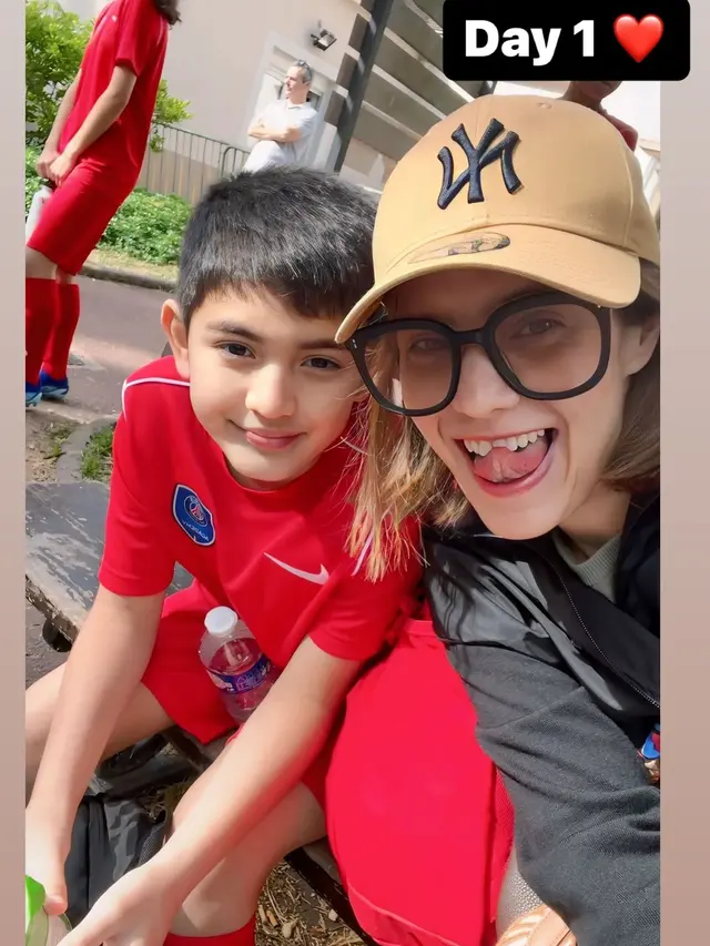 7 Potret Putra Carissa Putri Ikut Summer Camp Sepak Bola di Paris Saint-Germain