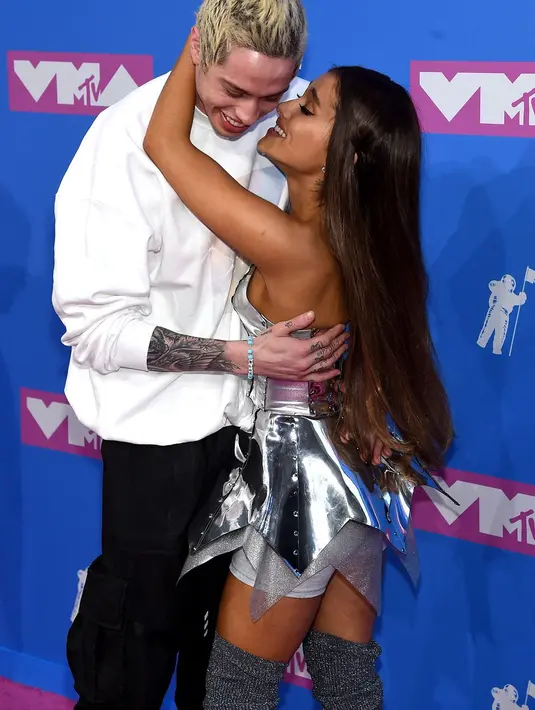 Tak bisa dipungkiri bahwa Pete Davidson dan Ariana Grande memang mesra setiap waktu ya! (Jamie McCarthy - Cosmo)