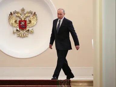 Vladimir Putin bersiap diambil sumpah dalam upacara pelantikan sebagai presiden baru Rusia di Kremlin, Moskow, Rusia, Senin (7/5). Putin dilantik menjadi presiden Rusia untuk periode keempat. (Sergei Bobylyov, Sputnik, Kremlin Pool Photo via AP)