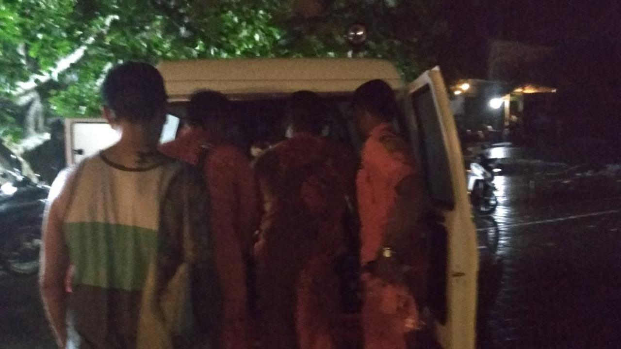 Tewas jatuh dari tebing