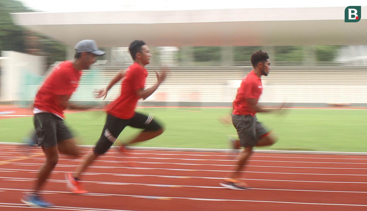 Para atlet atletik berlari saat latihan perdana di Stadion Madya Senayan, Jakarta, Selasa (13/3/2018). Pelatnas Asian Games 2018 PB PASI kembali dipusatkan di Stadion Madya Senayan. (Bola.com/Asprilla Dwi Adha)