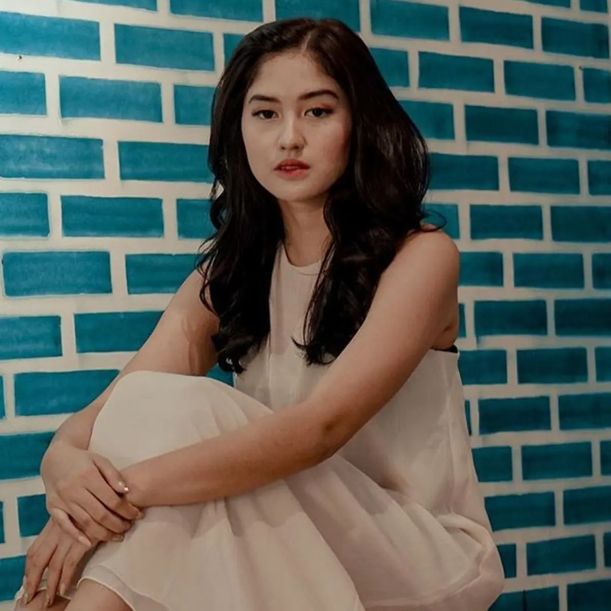 FOTO: Gaya Ochi Rosdiana Pakai Simple Dress, Menawan - Photo Liputan6.com