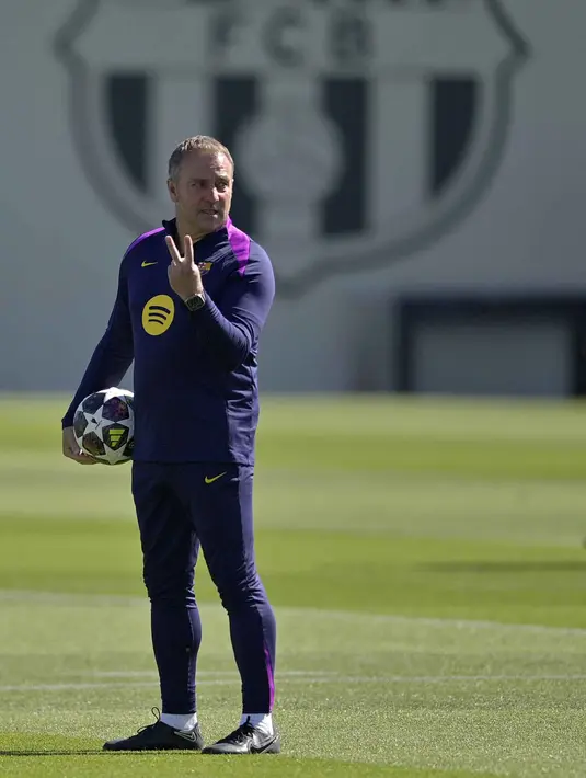 Sebelumnya, kedua tim sudah empat kali saling berhadapan di ajang La Liga maupun Copa del Rey. Intensitas pertemuan yang cukup sering itu membuat rivalitas kian memanas. Tampak dalam foto, pelatih Barcelona asal Jerman, Hans-Dieter Flick memberi isyarat sesi latihan menjelang pertandingan leg pertama perempat final Liga Champions 2025/2026 melawan Atletico Madrid di lapangan latihan Joan Gamper, Sant Joan Despi, dekat Barcelona, pada Selasa 7 April 2026. (MANAURE QUINTERO/AFP)