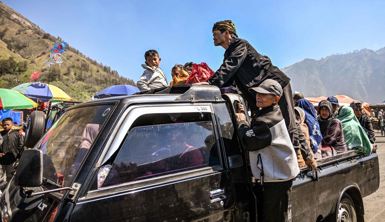 Orang-orang tiba dengan mobil menjelang upacara Yadnya Kasada di Gunung Bromo di Probolinggo, Jawa Timur, pada Minggu 31 Mei 2026. (JUNI KRISWANTO/AFP)