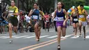 Peserta berlari menggunakan sepatu high heels saat acara"Tour De Takong" di Marikina, Manila, Filipina, 26 November 2016. Balap lari itu merupakan bagian dari festival sepatu tahunan di wilayah yang dikenal sebagai ibu kota sepatu. (REUTERS/Ezra Acayan)