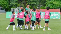Rizky Ridho Main Bareng 2 Bocah Putri, Buah Kampanye Sepak Bola Inklusif
