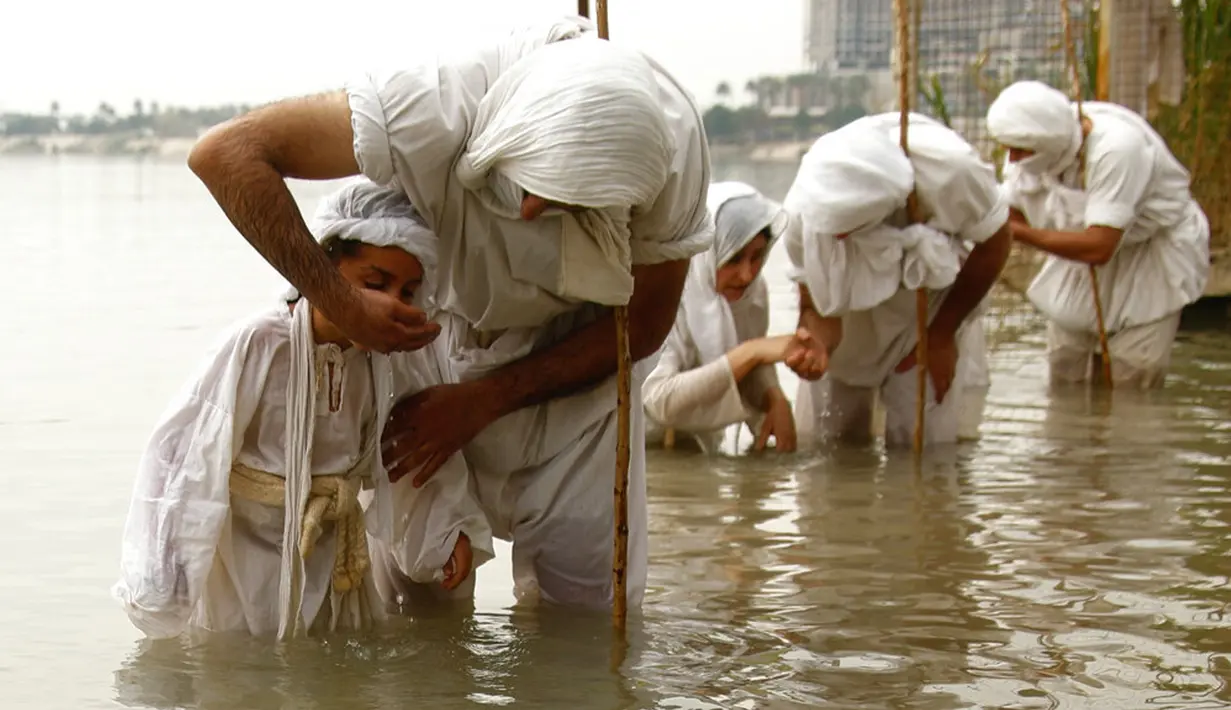 Pengikut agama Sabean Mandaean melakukan ritual di Sungai Tigris saat perayaan Banja atau Pesta Kreasi, Baghdad, Irak, Senin (15/3/2021). Sabean Mandaean merupakan sekte pra-Kristen yang mengikuti ajaran Yohanes Pembaptis dari Alkitab. (AP Photo/Hadi Mizban)