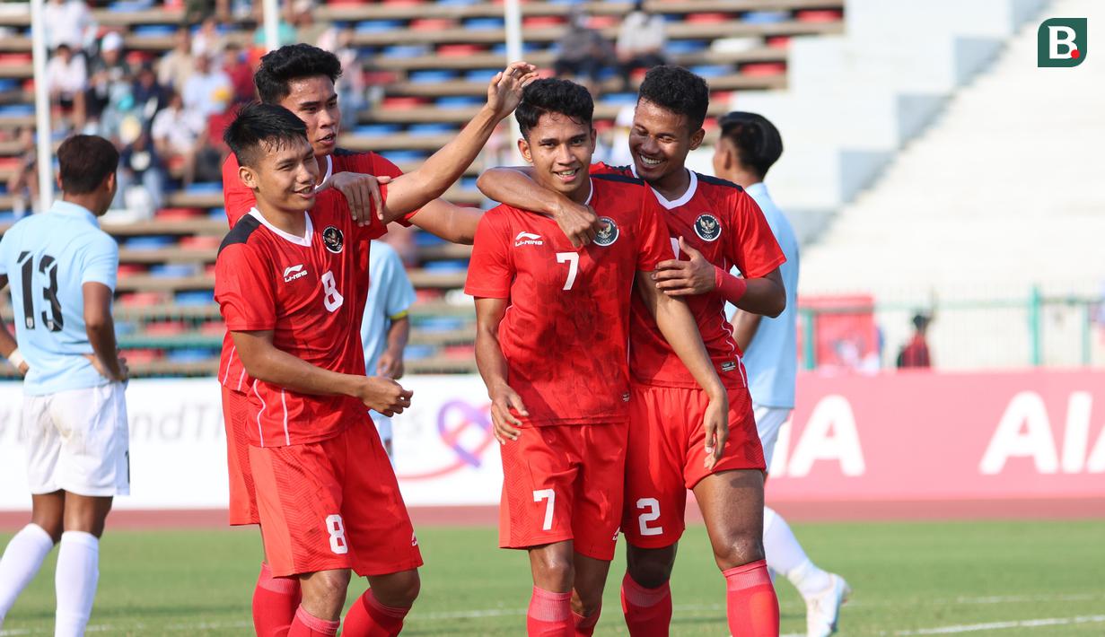 <p>Selebrasi para pemain Timnas Indonesia U-22 setelah mencetak gol pertama ke gawang Myanmar melalui Marselino Ferdinan (kedua kanan) pada laga kedua Grup A SEA Games 2023 di Olympic Stadium, Phnom Penh, Kamboja, Kamis (4/5/2023). (Bola.com/Abdul Aziz)</p>