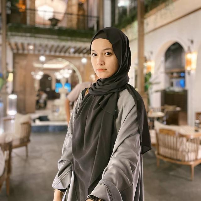 6 Potret Jihan Salsabila, Istri Ustaz Syam Elmarusy yang Memesona