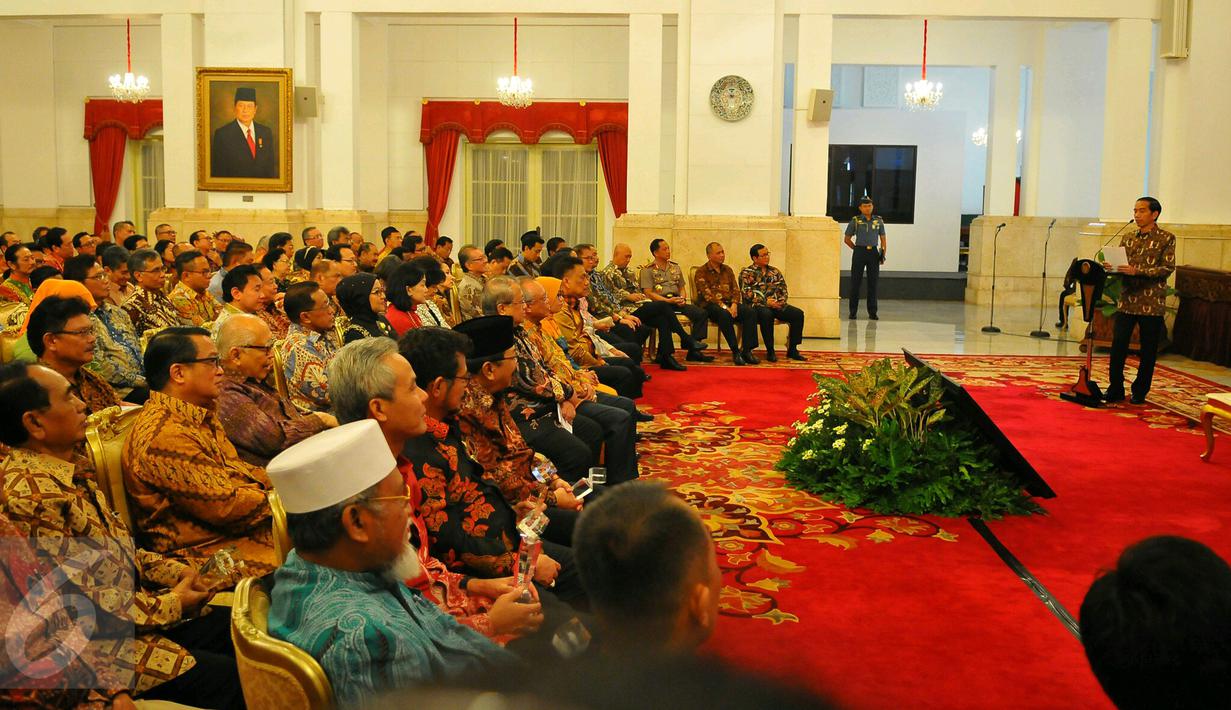  Suasana pertemuan di Istana Negara, Jakarta, Jumat (13/1). Dalam pertemuan ini, Jokowi mengingatkan agar pelaku industri jasa keuangan memberikan kredit kepada sektor produktif, utamanya adalah UMKM. (Liputan6.com/Angga Yuniar)