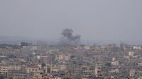 Asap mengepul usai serangan udara Israel di sebuah gedung di Kota Gaza, Jumat, 5 Agustus 2022. (AP/Hatem Moussa)