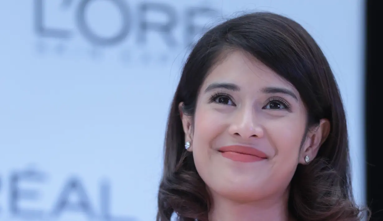 Selain punya wajah cantik khas wanita Indonesia, Dian Sastrowardoyo juga punya alis yang indah. (Adrian Putra/Bintang.com)