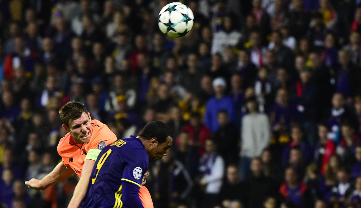 Gelandang Liverpool, James Milner, duel udara dengan striker Maribor, Marcos Tavares, pada laga Liga Champions di Stadion Ljudski Vrt, Maribor, Selasa (17/10/2017). Maribor kalah 0-7 dari Liverpool. (AFP/Jure Makovec)