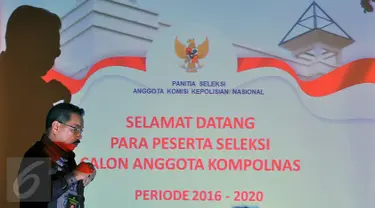 Seorang pria berjalan melewati layar monitor di sebuah hotel di Jakarta, Kamis (10/3). Komisi Kepolisian Nasional (Kompolnas) mengadakan ujian tahap kedua kepada 81 calon anggota yang lolos administrasi pada tahap pertama. (Liputan6.com/Johan Tallo)