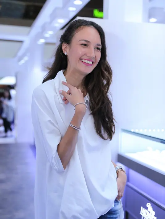 "Terus juga aku harus standby kalo ke acara malem yang tiba-tiba harus formal aku juga cari yang memang aksesorisku bisa dipake untuk malam. Jadi ya mungkin seperti ini ya (anting),” ungkap Nadine. (Adrian Putra/Bintang.com)