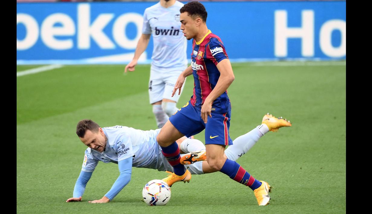 Bukan hanya bek yang tangguh dan solid, Sergino Dest juga dapat diandalkan timnya ketika menyerang plus unggul dalam penguasaan bola. (Foto: AFP/Lluis Gene)