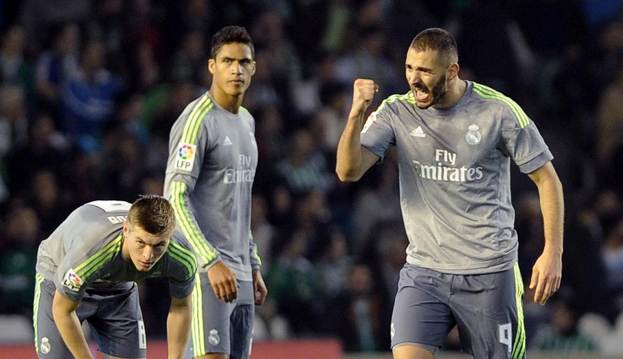 Ekspresi Karim Benzema setelah mencetak gol balasan ke gawang Real Betis dalam lanjutan La Liga Spanyol di Stadion Benito Villamarin, Sevilla, Senin (25/1/2016) dini hari WIB. (AFP/Cristina Quicler)