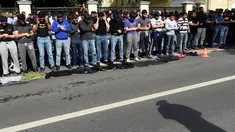 Warga muslim Rusia melaksanakan salat saat berunjuk rasa di depan kedutaan besar (Kedubes) Myanmar di pusat kota Moskow, Minggu (3/9). Mereka menggelar aksi solidaritas bagi Muslim Rohingya yang tertindas di Rakhine. (Vasily MAXIMOV/AFP)