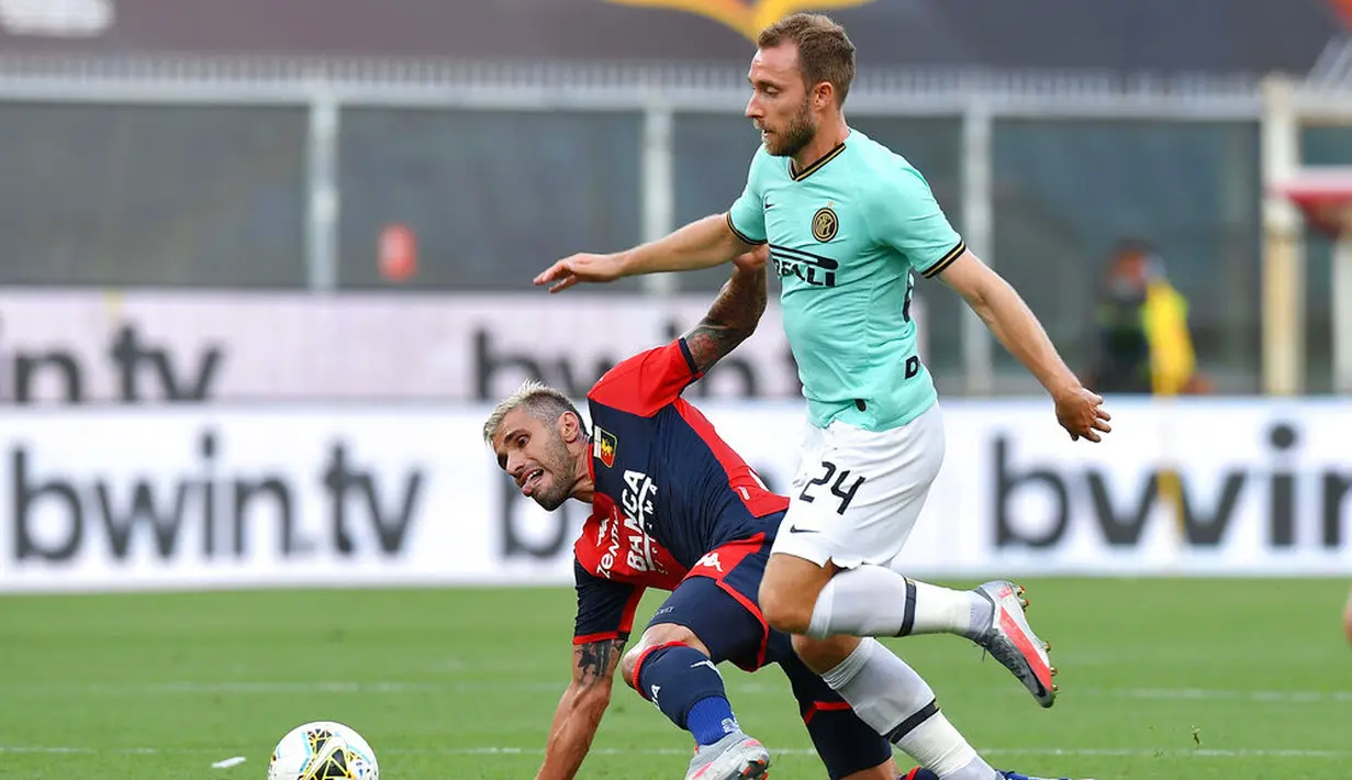 Gelandang Inter Milan, Christian Eriksen, berebut bola dengan pemain Genoa, Valon Berhami, pada laga Serie A di Stadion Luigi Ferraris, Sabtu (25/7/2020). Inter Milan menang 3-0 atas Genoa. (Tano Pecoraro/LaPresse via AP)