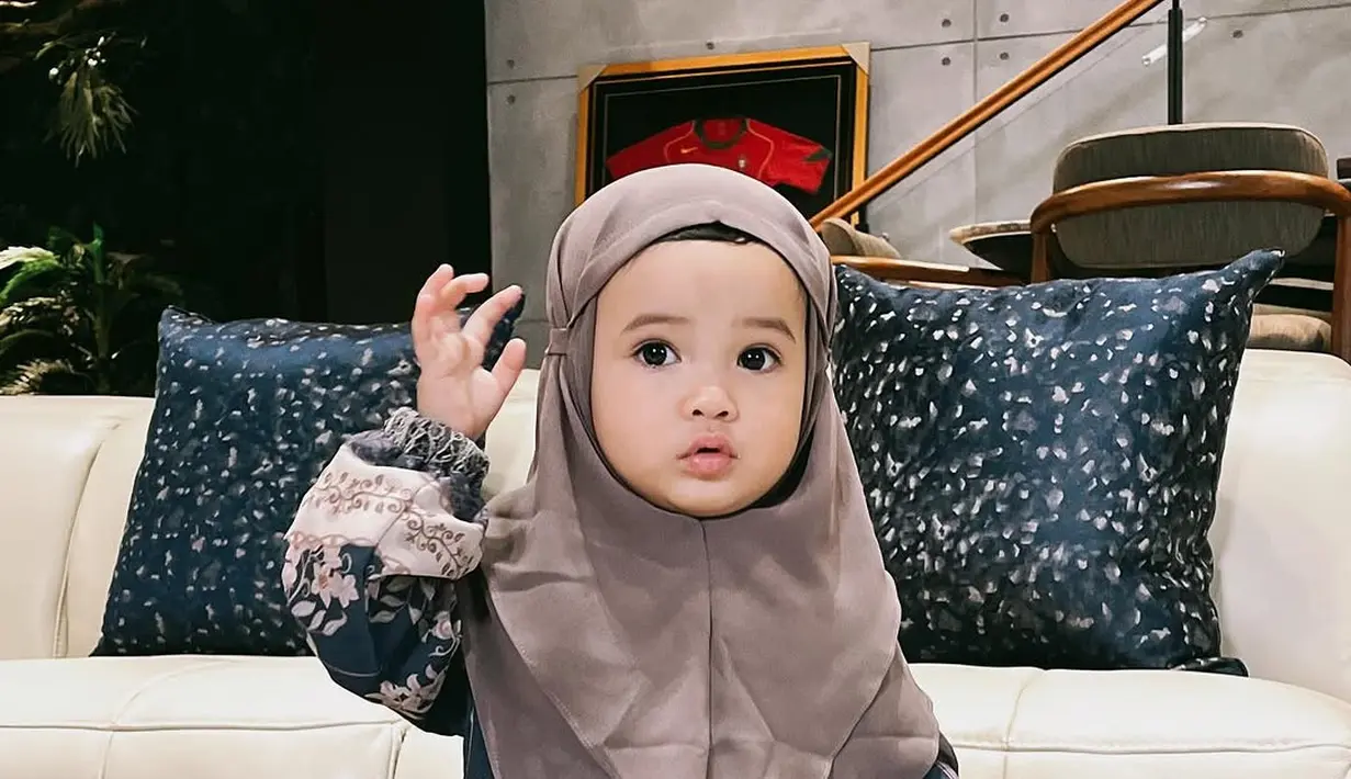 Sementara itu, Azura juga kenakan dress yang sama persis dengan sang kakak. Namun dengan ukuran yang lebih kecil [@attahalilintar]
