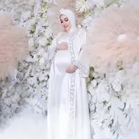 Syahrini baru saja mengunggah beberapa potret terbaru yang memamerkan baby bumpnya yang semakin besar. Di sini ia tampil serba putih. [Foto: Instagram/princessyahrini]