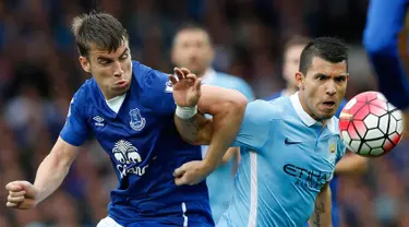 Penyerang Manchester City, Sergio Aguero (kanan) saat berebut bola dengan bek Everton Seamus Coleman pada pertandingan Liga Premier Inggris di Stadion Goodison Park, Inggris, Minggu (24/8/2015). City berhasil menaklukan Everton 2-0. (Reuters/Andrew Yates)