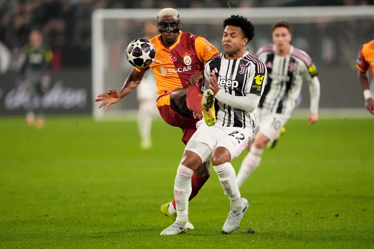 Duel Victor Osimhen dengan Weston McKennie di di laga Juventus vs Galatasaray di leg kedua playoff Liga Champions 2025/2026 di Allianz Stadium, Kamis (26/02/2026) dini hari WIB.