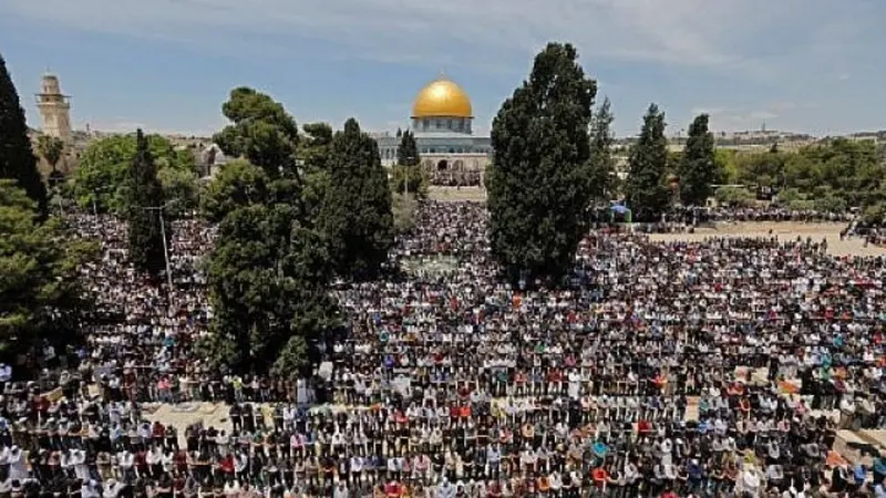 Muslim di Palestina terbiasa melakukan salat Jumat selama Ramadan tiap tahunnya di Masjid Al-Aqsa (AFP Photo)