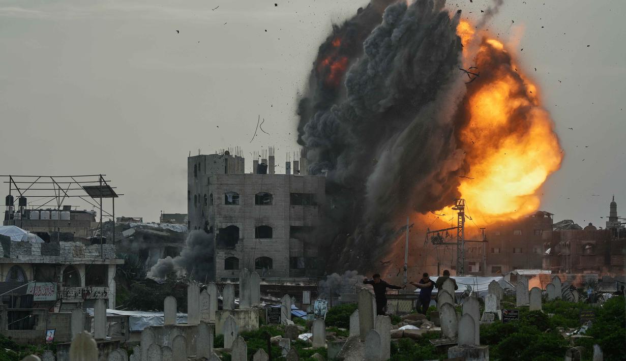 Gedung tersebut hancur total. Namun hingga kini belum ada laporan mengenai korban jiwa atau luka-luka. Tampak dalam foto, asap dan kobaran api membubung dari serangan militer Israel terhadap sebuah bangunan di lingkungan Zeitoun, Kota Gaza, Jumat 6 Februari 2026. (AP Photo/Jehad Alshrafi)