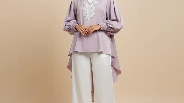 Model Blus Lebaran Satin Doff Biar Kelihatan Mewah. AI