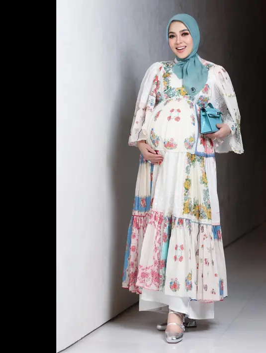 <p>Dia memadukan penampilannya dengan hijab berwarna biru langit yang senada dengan tas Hermes-nya. (Foto: Instagram/ princessyahrini)</p>