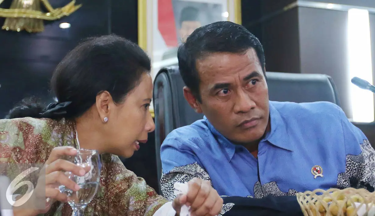 Menteri BUMN Rini Soemarno (kiri) dan Menteri Pertanian Amran Sulaiman jelang konferensi pers di Kementrian Pertanian, Jakarta, Selasa (31/5). Pemerintah menjamin tidak ada lonjakan harga jelang Ramadan. (Liputan6.com/Angga Yuniar)