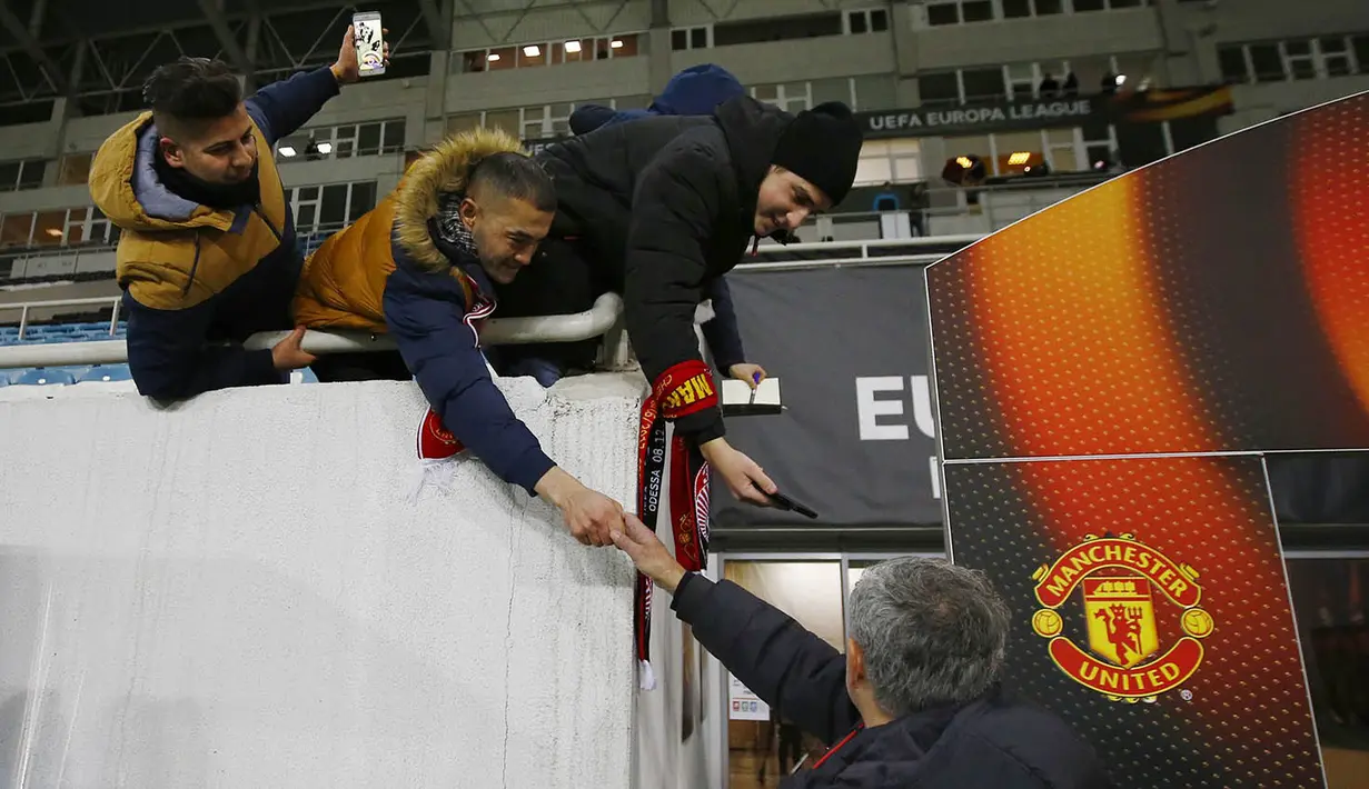 Jose Mourinho dengan ramah menyapa para fans saat Manchester United melakoni laga tandang ke FC Zorya Luhansk. (Reuters/Peter Cziborra)