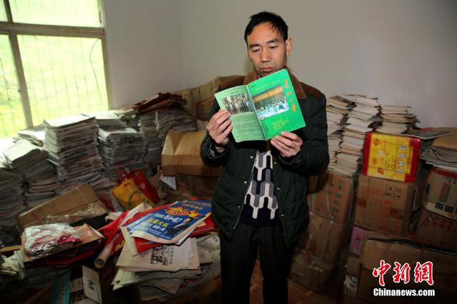 Pan dan koran koleksinya di rumah | Photo: Copyright shanghaiist.com 