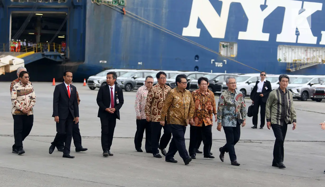 Presiden Jokowi bersama sejumlah menteri dan CEO MMC Osamu Masuko meninjau pelepasan ekspor perdana Mitsubishi Xpander di Cilincing, Jakarta, Rabu (25/4). Jokowi menyebut ekspor dan investasi kunci penting kemajuan Indonesia. (Liputan6.com/Angga Yuniar)