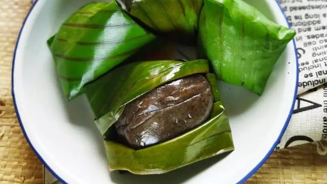 Resep kue bugis ketan hitam untuk meriahkan HUT ke-78 RI. (dok. Cookpad @dapurdinar)
