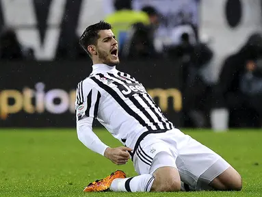 Striker Juventus, Alvaro Morata, merayakan gol yang dicetaknya ke gawang Inter Milan pada laga Serie A di Stadion Juventus, Italia, Minggu (28/2/2016). Juventus berhasil menaklukan Inter 2-0. (Reuters/Giorgio Perottino)