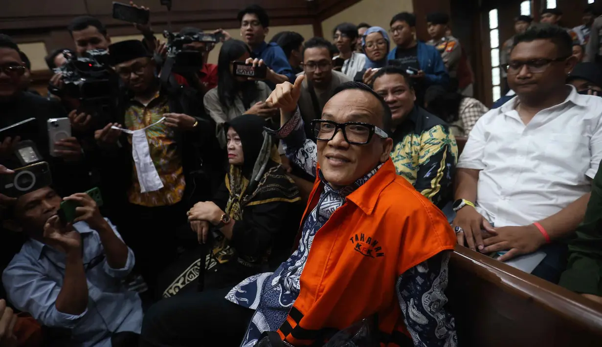 Bekas Wakil Menteri Ketenagakerjaan, Immanuel Ebenezer sesaat sebelum sidang lanjutan dugaan kasus pemerasan dalam pengurusan sertifikat K3 dimulai di Pengadilan Tindak Pidana Korupsi (Tipikor) Jakarta, Senin (2/2/2026). (Kapanlagi.com/Budy Santoso)