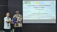Peresmian PLTS Atap oleh Presiden Direktur PT AT Indonesia Isao Hida (kiri) dan Direktur Pengembangan Bisnis EPN Achmad Rizal Roesindrawan (kanan)