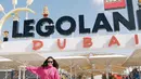 Berpose di depan Legoland Dubai, Momo kembali tampil stylish saat momong sang buah hati. Ia memilih mengenakan legging pendek bermotif abstrak berwarna biru-hitam, dipadunya dengan turtleneck sweater berwarna fuchsia, dan sneakers, serta sunglasses. Foto: Instagram.