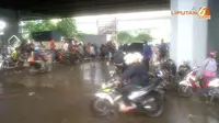 Banjir di Perempatan MOI, Warga Nyeberang Gratis Naik Truk